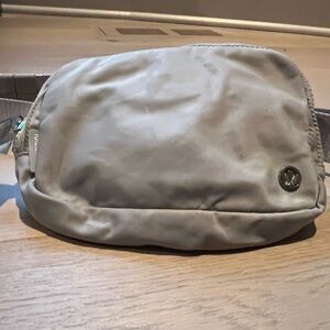 lululemon Belt Bag 

Light gray